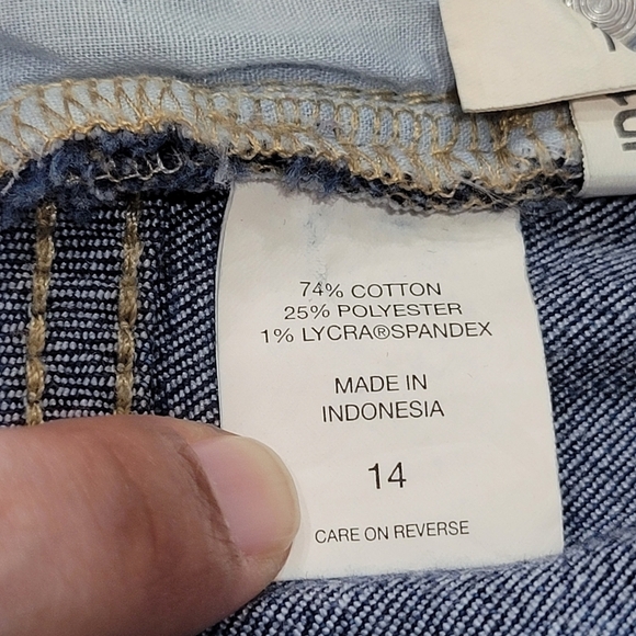 Soho Jeans New York & Co Denim Distressed Cuff Hem Bermuda Shorts Sz 14 - Picture 4 of 6